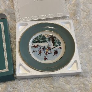 Vintage Avon Annual Christmas Plate 1975
